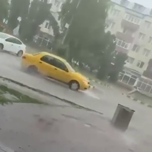 Șofer amendat după ce a făcut drift-uri în sensul giratoriu pe timp de furtună
