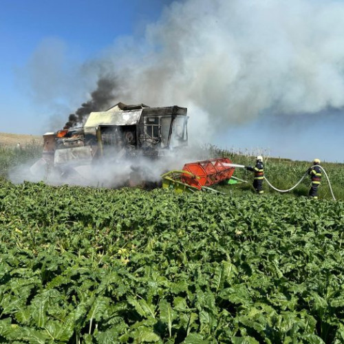O combină a luat foc pe un câmp din Balcauti; pompierii au intervenit prompt