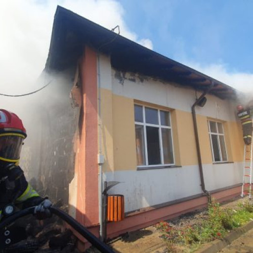 <pre><code class="language-markdown">### Incendiu la școala gimnazială din Herla: Intervenție amplă a pompierilor
Un incendiu a izbucnit la acoperișul școlii gimnaziale din satul Herla, parte a comunei Slatina. Pompierii militari din cadrul Detașamentelor Fălticeni și Suceava, împreună cu lucrători ai Serviciilor Voluntare pentru Situații de Urgență (SVSU) din Slatina, Mălini și Cornu Luncii, intervin la fața locului.
Opt autospeciale de stingere și o ambulanță SMURD B2 au fost mobilizate pentru a face față situației. La sosirea echipajelor, incendiul se manifesta pe acoperișul clădirii, cu degajări mari de fum și flăcări intense, însă fără a exista risc de propagare la clădirile învecinate.
Conform raportului, echipele de intervenție lucrează intens pentru a localiza și lichida incendiul, pentru a preveni eventuale daune suplimentare.
</code></pre>