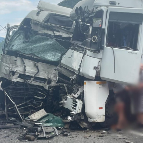 Traficul rutier este oprit pe DN 17, după un accident între două tiruri