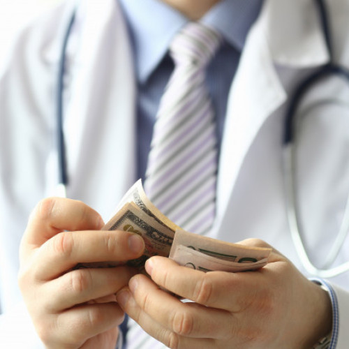 Medic de familie acuzat de luare de mită în Dâmbovița