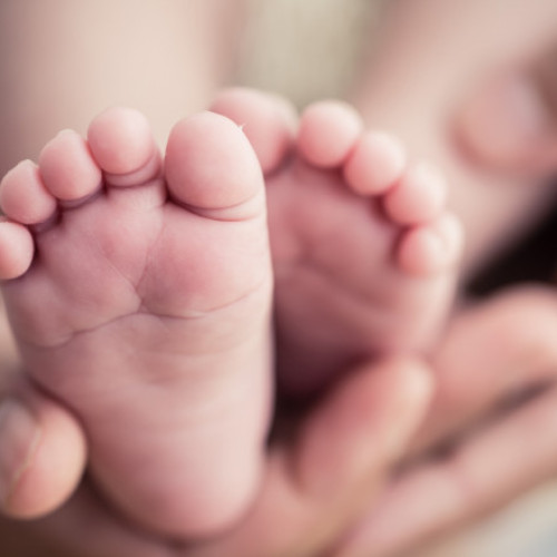 Ajutor social de 2.000 de lei pentru mamele din categorii defavorizate