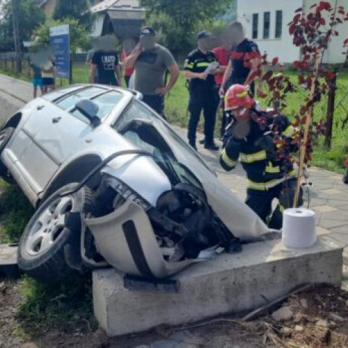 Patru răniți după ce o mașină s-a răsturnat în șanț, la Falcău