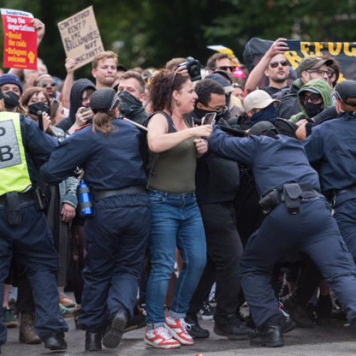 Aproape 1000 de arestări în urma protestelor violente anti-imigrație din Regatul Unit