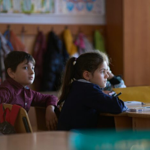 Studiu alarmant: sărăcia influențează performanța școlară în România