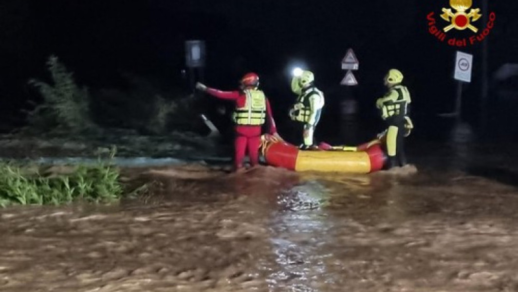 Bebeluș dispărut împreună cu bunica, după inundațiile din Toscana