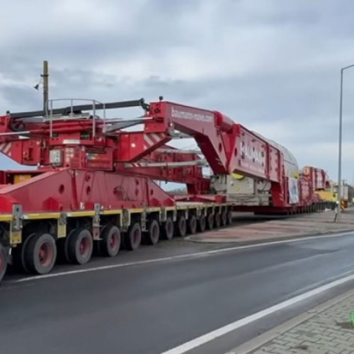 Un nou transport agabaritic de mari dimensiuni a intrat în România