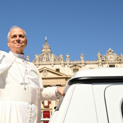 Papa Leon al XIV-lea pozează cu șapcă de baseball a echipei White Sox la Vatican, devenind primul pontif care odată cu o asemenea apariție relaxată în public sfidează regulile vestimentare tradiționale. Potrivit digi24.ro, pontiful, născut Robert Provost și originar din Chicago, a fost fotografiat în timpul audienței generale zâmbind cu șapca pe cap, în timp ce se întâlnea cu cupluri proaspăt căsătorite. Aceasta a stârnit surprindere atât în rândul credincioșilor, cât și al fanilor de baseball, notează CNN.