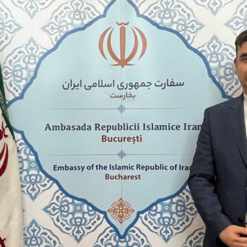 Iranul își continuă programul nuclear cu scopuri civile, dar insistența liderului suprem Ali Khamenei de a dezvolta uraniu îmbogățit la nivelul de 90% ridică întrebări despre intențiile reale ale țării. Ambasadorul Iranului la București, Seyed Hossein Sadat Meidani, explică că Iranul a început dezvoltarea industriei nucleare indigene pentru că a fost blocat de accesul la piețele internaționale. Cu toate acestea, el subliniază că uraniul imbogățit nu este necesar doar pentru centralele nucleare, ci și pentru a avea posibilitatea de a produce arme nucleare dacă va fi nevoie.