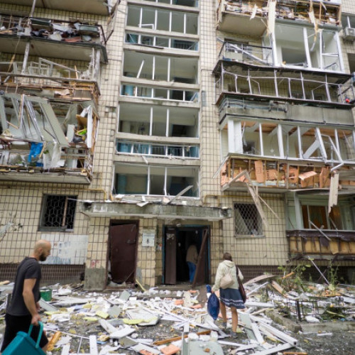 Video Miracol la Kiev: O tânără a fost aruncată de la etajul nouă de suflul exploziei unei rachete rusești și a supraviețuit