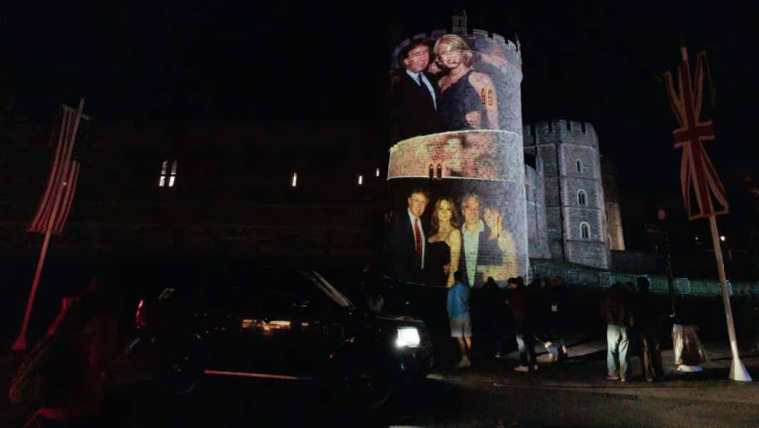 Activisti proiectează imagini controversate cu Trump şi Epstein pe castelul Windsor