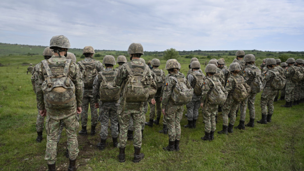 Trei sferturi dintre români susțin stagiul militar voluntar, arată sondajul INSCOP