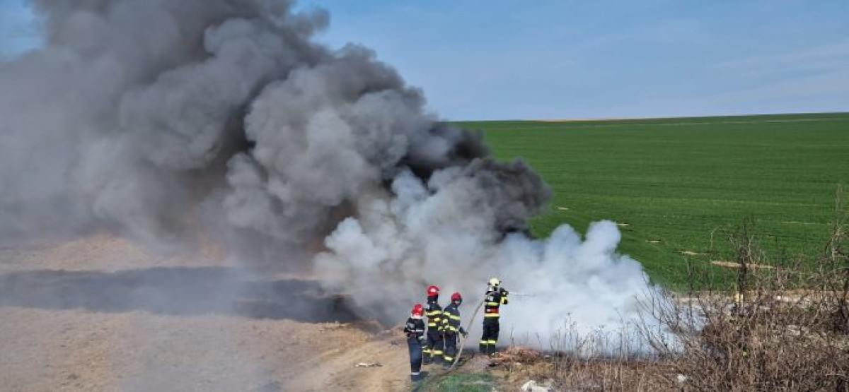 Incendiu la Vicovu de Sus după ce doi copii s-au jucat cu focul
