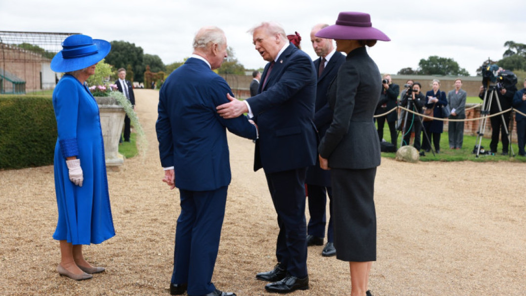 Cadouri simbolice între cuplul regal și cel prezidențial în timpul vizitei lui Trump în Marea Britanie