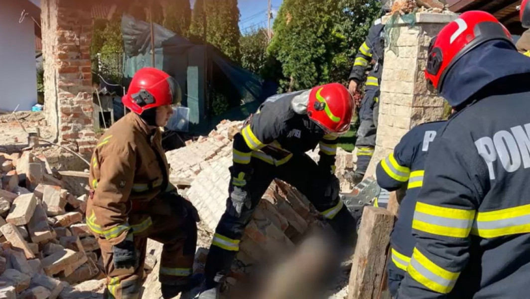 Perete prăbușit peste doi bărbați în Câmpina, salvatorii acționează
