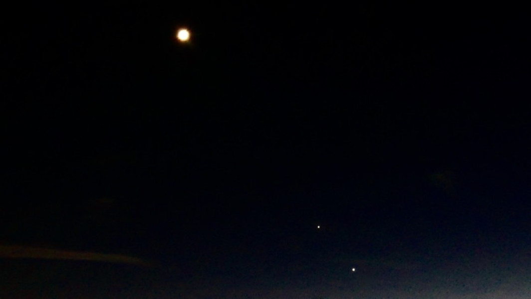 Aliniere spectaculoasă pe cerul estic cu Luna, Venus și steaua Regulus