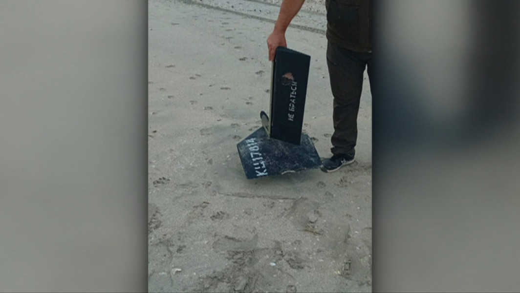 Fragment dintr-o dronă, găsit pe plaja Vadu în timpul unei acțiuni ecologice