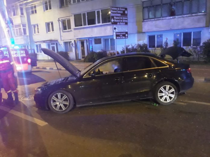 Șofer urmărit de poliție, scos cu forța după ce a intrat cu mașina în stâlp