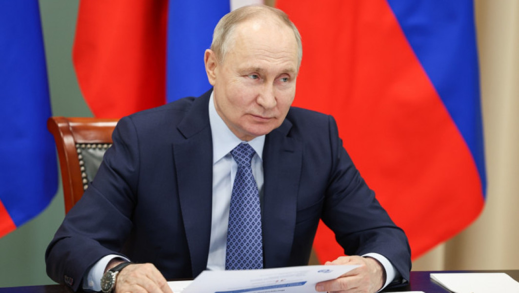 Vladimir Putin laudă soldații ruși pentru curajul lor în lupta pentru adevăr și dreptate. Președintele Rusiei transmite omagiul său cu ocazia Zilei Apărătorilor Patriei, înainte de a marca doi ani de la invazia Ucrainei.