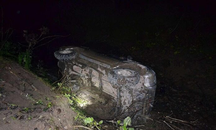 Un șofer fără permis a murit după ce a căzut cu mașina într-o râpă în Brodina