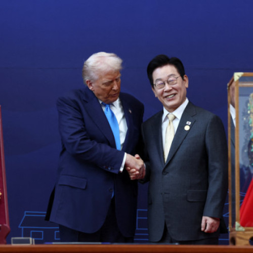 Donald Trump a primit o coroană de aur la summitul APEC în Coreea de Sud