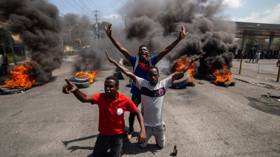 Situația critică din Haiti: peste 1.500 de morți în urma violențelor bandelor, capitala controlată de infractori și demisia premierului