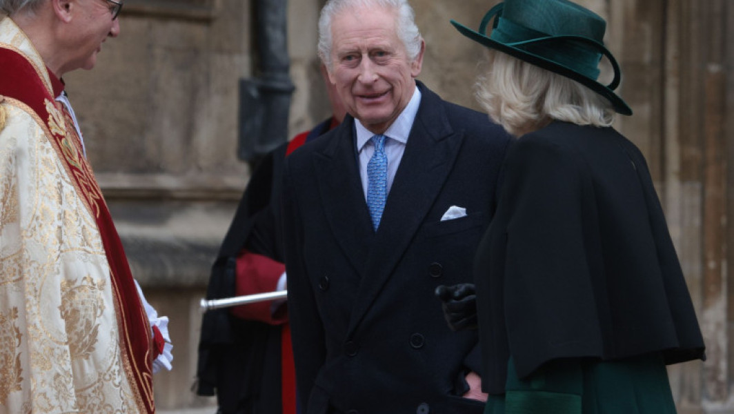 Regele Charles, numai bun de sărbătorit într-o capelă de la Windsor, după tratarea cu succes a bolii, alături de regina Camilla.