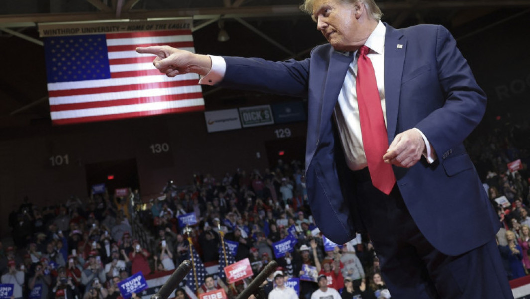 „L-au răstignit mai rău decât pe Isus”. Cum se folosește Trump de biserică pentru a câștiga voturile americanilor