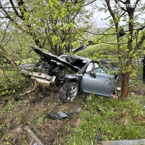 Cinci răniți în accidentul din Cacica, de la o curbă cu șosea udă. Un vicovean a provocat tragedia foto