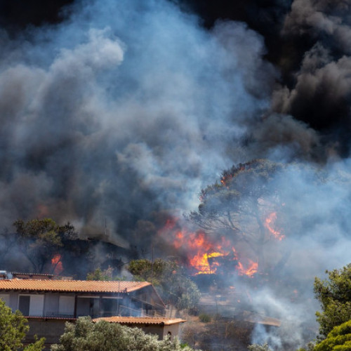 Incendiu de vegetație pe insula Kos: Pompierii luptă cu flăcările pentru a doua zi consecutiv